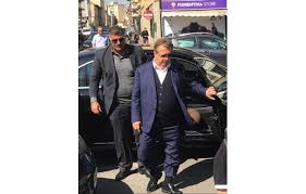 Nel 2001, invece, è stata rinvenuta una grossa quantità di cocaina nella cassaforte della sua villa a palazzo borghese che, stando a quanto riportato in seguito dai giornali, il produttore avrebbe più volte definito zafferano. Vittorio Cecchi Gori Torna Al Franchi Io Rimpianto Forse Perche Ci Mettevo Cuore E Portafogli