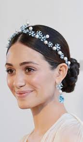 If you are having a hard time gathering it, use a brush to lift and smooth the hair. 10 Classy Headband Hairstyles To Inspire You