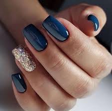 Ils permettent une manucure impeccable jusqu'à 3 semaines selon la repousse envie d'ongles longs et d'une manucure qui tient longtemps ? Elegantes Couleurs D Ongles Bleu Marine Et Design Pour Un Look Super Elegant