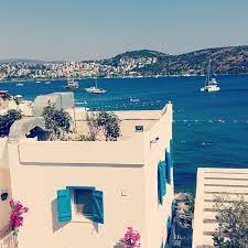 Evlerin beyaz olması genel olarak yazın sıcağından biraz daha korunup evi serinletmektedir. Bodrum Evleri Bodrum Evleri Neden Beyaz Duvarli Mavi Pencerelidir