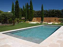 jardin de bastide provencale terrasse autour piscine amenagement jardin terrasse piscine piscine amenagement paysager