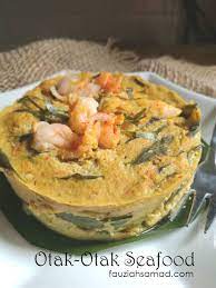 100 gram udang tambak, 1 butir telur ayam (ambil putihnya, kuning nya utk bikin donat aj ya.), 2 sendok sagu tani (merk nya), 3 blok es batu, 4 siung bawang putih, 5 siung bawang merah (digoreng), secukupnya garam, no msg (trust your tongue) and be safe for yourself. Otak Otak Seafood Nyonya