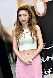 她想為了愛而結婚，而不是為了錢。 msc, trad.她想为了爱而结婚，而不是为了钱。 msc, simp. tā xiǎng wèile ài ér jiéhūn, ér bùshì wèile qián. Fenuhwgi0fqjkm