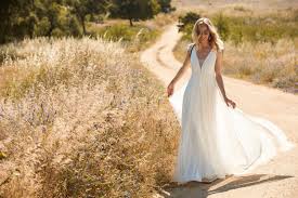 Curvy size brautkleider von lovely die romantischen brautkleider der kollektion lovely aus dem haus mode de pol gibt es ab größe 46. Si Brautmode Brautkleider Abendmode Accessoirs Und Mehr