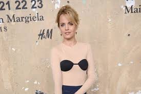 Eigentlich mena adrienne suvari) ist eine us amerikanische schauspielerin griechisch estnischer herkunft. Rwuxgutrab0usm