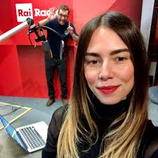 Matteo Bordone verifica la distanza da #MelissaGretaMarchetto con il suo  occhio clinico. #GliSbandatiDiRadio2 ON AIR dalle 18 alle 19:30 per  raccontare di VHS che resistono, di film in preparazione e con l'ospite #