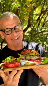 Oggi voglio omaggiare tutte le donne che amo e voi che mi seguite online  con un piatto speciale, una ricetta cremosa e saporita che ha come  ingrediente protagonista un fiore che a