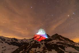 Jest to duży, niemal symetryczny szczyt piramidalny w rozległym obszarze monte rosa alp pendynalskich. Koronawirus Szwajcaria Polska Flaga Wyswietlona Na Gorze Matterhorn W Alpach Podroze