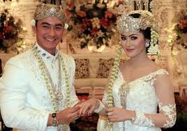 Jika dibandingkan dengan kebaya pengantin tradisional atau adat lainnya, model kebaya adat sunda adalah yang paling simpel sehingga kerap dikenakan oleh mereka para pengantin wanita mski bukan. 6 Ragam Pilihan Baju Pengantin Adat Sunda Yang Bisa Jadi Inspirasi Anda 2018
