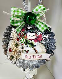 Growing up, our christmas tree was always decorated with various family ornaments and old photos that made it special to us! Tart Tin Christmas Ornament Vintage Christmas Crafts Diy Christmas Ornaments Christmas Crafts