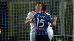 Join the discussion or compare with others! Atalanta Milan Follia De Roon Prima Colpisce Krunic Poi Da Una Spallata All Arbitro Corriere Tv