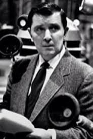 Une jeune pilote embarque dans un avion avec un mystérieux sac noir. Peter Hawkins Imdb
