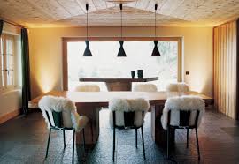 A Gstaad Un Chalet Chic Et Decale Interieur Mobilier De Salon Meuble Vintage