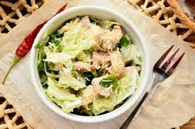 салат с пекинской капустой и красной рыбой и сухариками Salat S Dajkonom Kuricej Pekinskoj Kapustoj I Syrom Recept S Foto