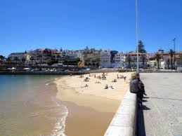 Vejen til en strand nær lissabon går via en kort tur med lokaltoget fra banegården cais de sodré mod feriebyen cascais. De Stranden Van Lissabon Cascais Costa Da Caparica En Aan De Taag