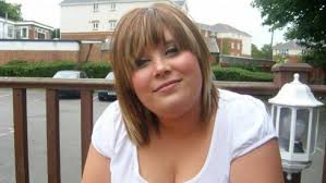 Mulher perde 64kg para ganhar próteses de silicone do pai