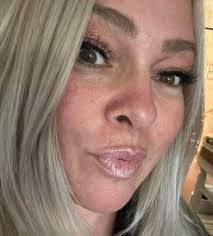 Donna Roys's Instagram, Twitter & Facebook