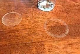 L Astuce Incroyable Pour Faire Disparaitre Les Rayures Sur Un Meuble En Bois Table Bois Dessus De Table En Bois Bois
