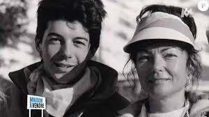 Récemment interrogé par télé 7 jours, l'agent immobilier chouchou du public a décidé d'en dire. La Mere De Stephane Plaza A Fait Des Confidences Un Peu Genantes Sur Son Fiston Et Devoile Des Photos Compromettantes Dans L Emission Maison A Vendre Sur M6 Le Purepeople