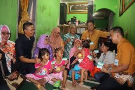 Aku dan orang yang menanggung anak yatim (kedudukannya) di surga seperti ini hadits yang agung ini menunjukkan besarnya keutamaan dan pahala orang yang meyantuni anak yatim, sehingga imam bukhari mencantumkan hadits ini dalam bab: Bpjs Kesehatan Anak Yatim Piatu Di Sepinggan Baru Dijamin Republika Online