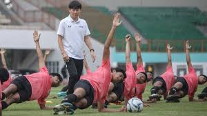 Saat melawan thailand pemain menunjukkan semangat dan. Permenkumham Becomes A Barrier For Shin Tae Yong To Return To Indonesia