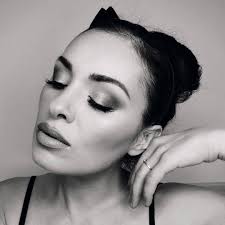 Ok which one is the best in your opinion? What did you try? What is the one  you always have in your bag? I've mentioned in this order: @summerfridays  @rhode @olehenriksen @glowrecipe @