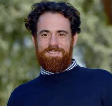 _ il finanziere abita in un hotel da solo, un luogo molto grande, pieno di letti, ma lui non riesce a dormire su nessuno di essi. Io Sono Tempesta Film 2018 Mymovies It