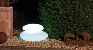 Für eine perfekte gartengestaltung haben wir uns deshalb ebenfalls auf die ausstattung mit einrichtungsgegenständen von terrassen, dachterrassen , poolanlagen und loungebereichen spezialisiert. Lightstone Exklusive Gartendeko Licht Im Garten