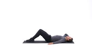 Instructional video for standing alternating knee to elbow crunches. Elbow To Knee Crunch Exercise Videos Guides Bodybuilding Com