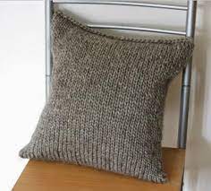 Using a bulky yarn like bernat maker big makes it easy to quickly make this pillow cover. Knit Pillows Allfreeknitting Com