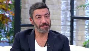 Meral altun ve eski bir futbolcu olan arap hasan lakaplı hasan altun'un oğludur. Hakan Altun O Sarkiya Kime Yazdigini Acikladi Magazin Haberleri Haber7