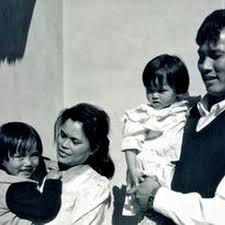 Kathmandu, Nepal, ca 1995. Rita og Sonam Tshering Kabo med deres døtre,  Keren og Priya. Fra 1996 rejste familien Kabo på flere års teologiske  studier, først i Danmark fra 1996-98, efterfulgt af en akademisk teologisk  uddannelse på LTS i Hongkong,1998 ...