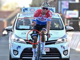 Последние твиты от tom van der poel (@tomvanderpoel). Mathieu Van Der Poel Fuhrt Mit Lenkerbruch Tim Merlier Zum Sieg Beim Klassiker Le Samyn Radsport Video Eurosport