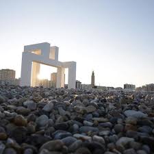Un Jeu De Perspectives Sur La Plage œuvre Up 3 De Lang Et Baumann La Porte Oceane Ensemble Emblematique De La Reconstructi Le Havre Architecture Instagram