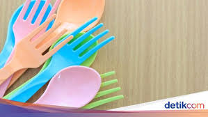 Jenis peralatan makan & minum apa yang anda butuhkan. Waspada Bahaya Gangguan Hormon Dari Peralatan Makan Plastik