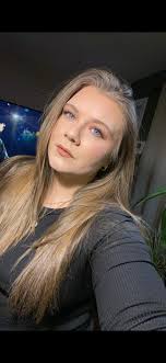 Can someone edit this with realistic different hair colors? 🫶🏻