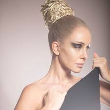 Sasha Ray, la cantante que ha conquistado el mundo de la moda y los  negocios