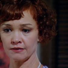 Fina Estampa: Esther se entristece com Guaracy