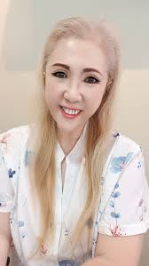 I am a woman who smiles easily and lives a simple life. Hello everyone.