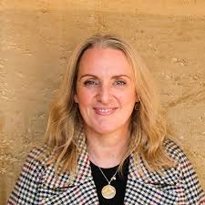 Tara Gratton's Instagram, Twitter & Facebook