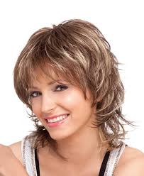 Las ondas en el pelo, ya sean naturales o echas con tenaza o plancha, se pueden acentuar bastante con un ya sea que te decantes por un corte femenino a los hombros o algo mucho más corto o arriesgado, puedes estar segura de que estarás en tendencia. Pin En Hair Styles
