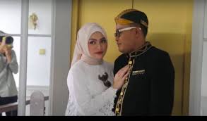 Majalengka yang berada di dataran tinggi membuantnya memiliki perkebunan teh. Intip Foto Foto Prewedding Sekaligus Foto Keluarga Kang Sule Dengan Calon Istrinya Natalie Holscher