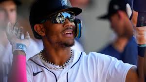 Julio Rodríguez drives in go-ahead run and steals home to lead Seattle  Mariners past Boston Red Sox