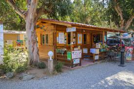 Postazioni ampie, tranquille all'ombra di lecci, eucalipti, tamerici. Camping U Pezzo Paradisu Der Grosse Reisefuhrer Fur Korsika