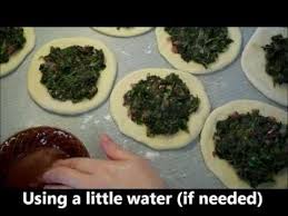 video como hacer estos deliciosos fatayer de espinacas mm mm deliciosos middle eastern food desserts syrian food food