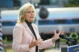 She previously was the second lady of the united states from 2009 to. Dzhill Bajden Skazala Frazu Po Ispanski V Kalifornii Teper Ee Aktivno Kritikuyut Rubic Us
