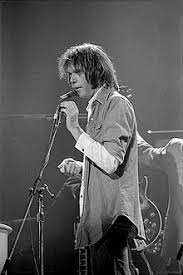 Film, konserin yanı sıra grup elemanlarının kulis içi görüntülerine, bob dylan ve neil young ve ringo starr gibi ünlü müzisyenlerle yapılan röportajlara yer veriyor. The Last Waltz Wikipedia