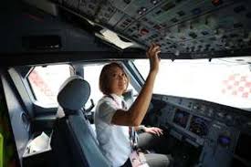 Aku ingin menjadi pilot siapa yang mengendalikan pesawat? Ini 4 Alasan Perempuan Memilih Profesi Jadi Pilot Halaman All Kompas Com