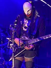 A pesar de que wes borland desmintió en varias ocasiones que no volvería a limp bizkit a pesar de que ya se había publicado su regreso, wes esta de vuelta así como la página oficial muestra un chat board, una sección de twitter con lo cual sabemos que hacen en cada momento y la noticia de que el grupo vuelve con la formación original. Wes Borland Wikipedia