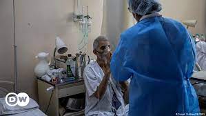 Según un documento divulgado por el ministerio de salud de india, los síntomas suelen manifestarse a través de la aparición de costras o lesiones negras en el puente nasal o en la parte superior interna de la boca. Que Es El Potencialmente Mortal Hongo Negro Hallado En Pacientes Con Covid 19 En India Coronavirus Dw 11 05 2021